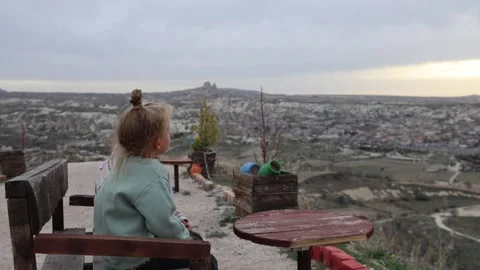 Three little sisters posing in front of balloons in Cappadocia turkey 库存影片 311915088