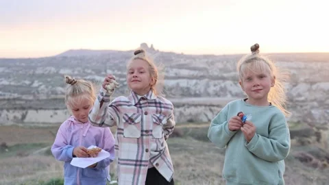 Three little sisters posing in front of balloons in Cappadocia turkey 库存影片 311915656