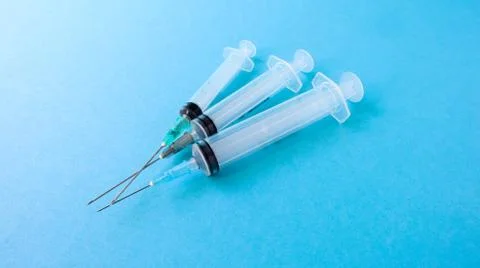 Three medical disposable plastic empty syringes with needles of different siz Stock-Fotos