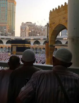 Three men are watching the Kaaba during the Tawaaf Balcony Foto stock