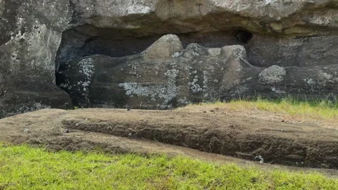 Three Moai statues under construction, Rano Raraku, Easter Island, November.. Vidéo 333951441