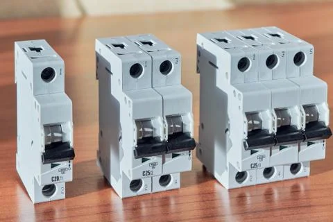 Three modular electrical circuit breakers lie on the table. Foto stock