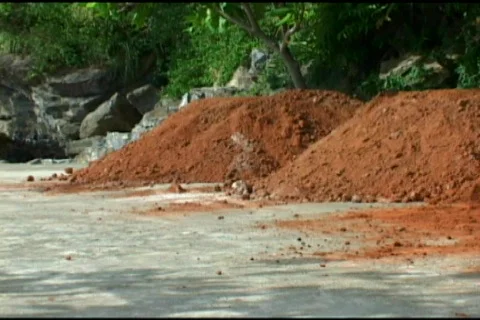 Three Mounds Of Red Dirt And A Shovel 스톡 동영상 511807