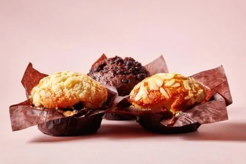 Three muffins on pink background Foto stock