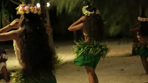 Three native Tahitian hula dancers perform in sync Vidéo 68100717