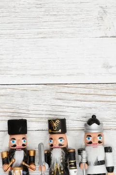 Three nutcrackers Christmas border with weathered wood Foto stock