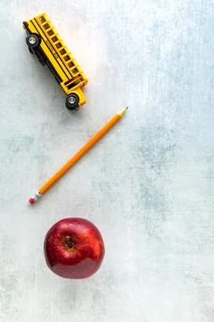 Three objects to depict back to school against a grunge background. Foto stock