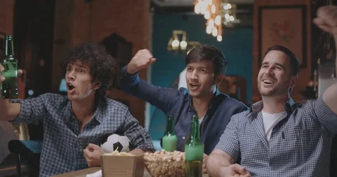 Three old friends having fun watching football game in pub 4k dollyshot Vídeo Stock 90801315