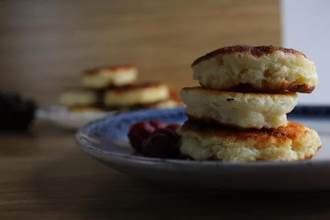 Three pancake cheesecakes lie a stack of slides on top of each other on a pla Foto stock
