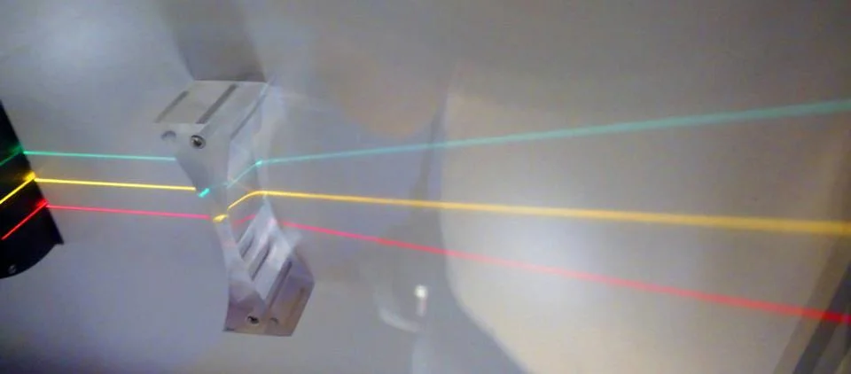  three parallel beams of light are refracted through a concave Lens. A con... 库存照片