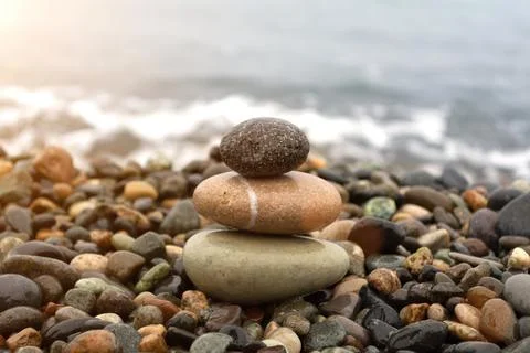 Three pebbles on each other at a beach. Foto stock