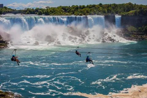Three people go down the funicular on the background of Niagara Falls Foto stock