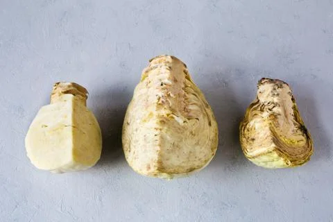 Three pieces of cabbage on a gray background. Process of rotting a vegetable. Foto stock