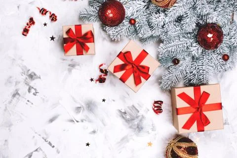 Three present boxes and snow fir tree on white concrete background. Foto stock