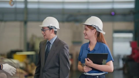 Three professionals in a factory setting Vídeo Stock 345135362