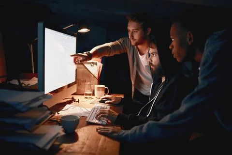 Three programmers are better than one. young computer programmers working late Stock-Fotos