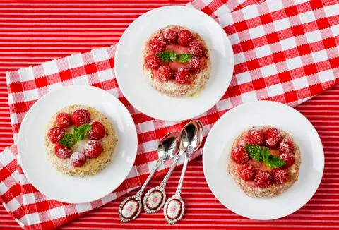 Three raspberry tartlets (seen from above) Foto stock