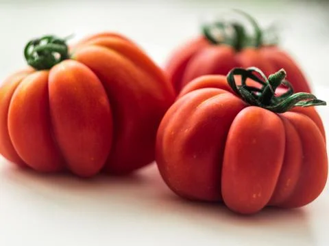 Three red beefsteak tomatoes. Foto stock