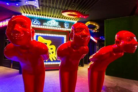 Three Red Men Statue Stockfoto's