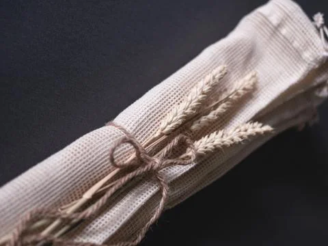 Three reusable string bags with three branches of wheat, closeup. Foto stock