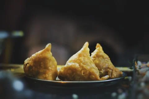Three samosas in a plate Foto stock