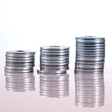 Three screw washer columns with reflection, pink red touch. Fotos de archivo