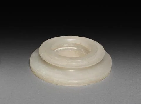 Three-Sectional Altar Group: Small Bowl with Carved Dragon (upper section o.. Foto stock