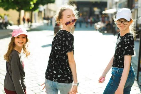 Three siblings together on vocation walking the city and having fun - looking Stock-Fotos
