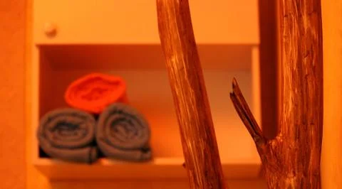 Three side blankets on the shelf in the massage room. wood as interior design Foto stock