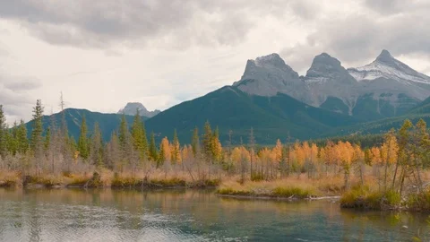 Three Sisters Canmore Alberta Fall Time lapse Vidéo 98015492