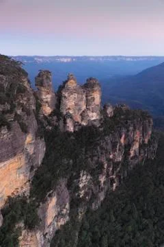 Three Sisters rock formation at sunset in the Blue Mountains National Park in Stock Photos