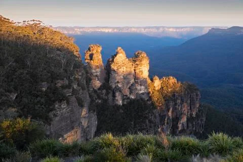 Three Sisters rock formations at sunset in the Blue Mountains National Park in Stock Photos
