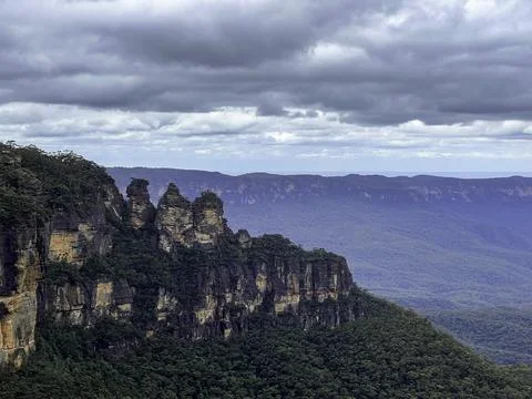 The Three Sisters rocks at Blue Mountains with view of dark clouds covering the Foto stock
