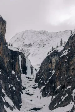 Three skiers descend a icefall section in the mountains of Canada. 库存照片
