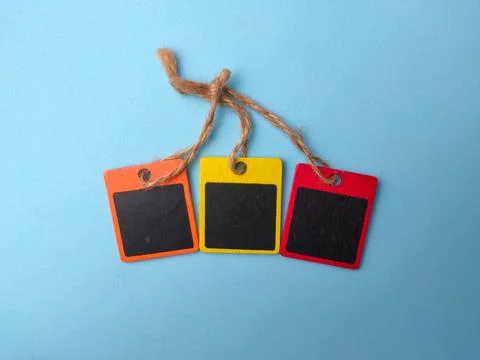 Three small blank wooden mini chalkboard tags tied with twine strings sit o.. 스톡 사진