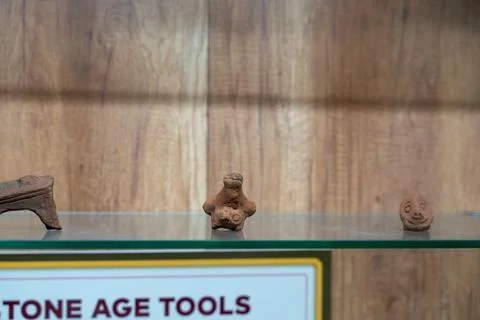 Three small clay figures on a shelf. in Chennai Fotos Stock