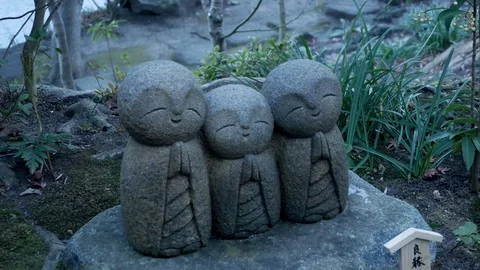 Three small statues Video stock 102124519