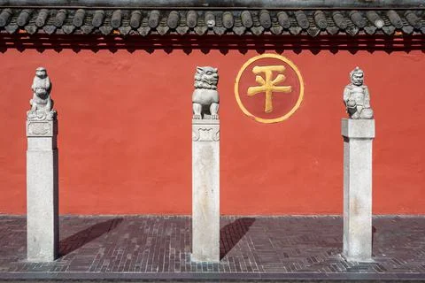 Three statues and red wall in wenshu monastery Stockfoto's