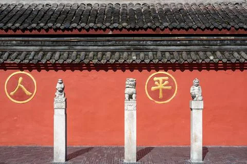 Three statues and red wall in wenshu monastery Foto stock