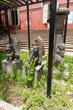Three statues of animals are on a stone pedestal. in Chennai Fotos Stock