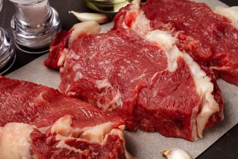 Three steaks of raw marbled beef on the table, close-up Foto stock