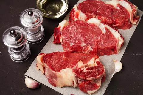 Three steaks of raw marbled beef on the table Foto stock