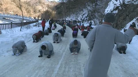 Three steps, one bow of believers in Buddhism Video stock 20479433