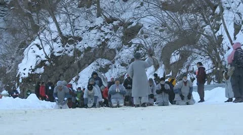 Three steps, one bow of believers in Buddhism Video stock 20485577