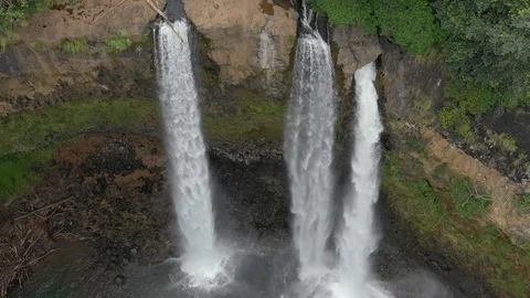 Three strands of water at Wailua Falls in Lihue Vídeos de archivo 96047247