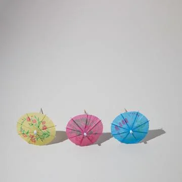 Three sunshades of various colors with sharp shadows with copy space. Minim.. Foto stock