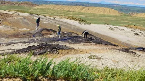 Three tourist explore mud volcanoes in chachuna managed reserve. Georgia trav Vídeos de archivo 157655115