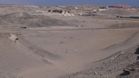 Three tourists walking through an egyptian desert valley Video stock 333565288