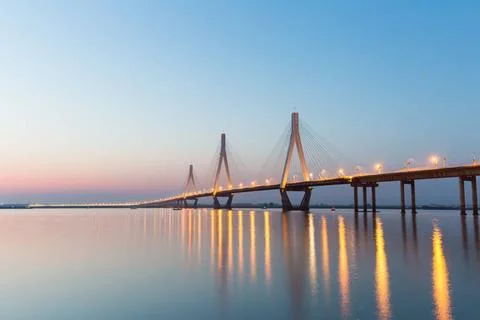 Three towers of cable-stayed bridge cable stayed bridge on the lake in nig... Foto stock