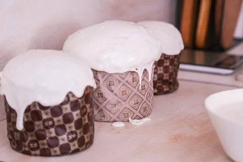 Three traditional Easter cakes covered with white sugar glaze standing on Foto stock